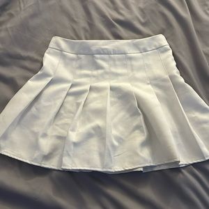 Flare pleated skirt in white.